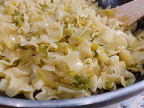 Miska s čerstvou hlávkovou kapustou