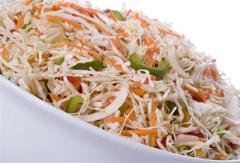 Hotový šalát z hlávkovej kapusty na tanieri