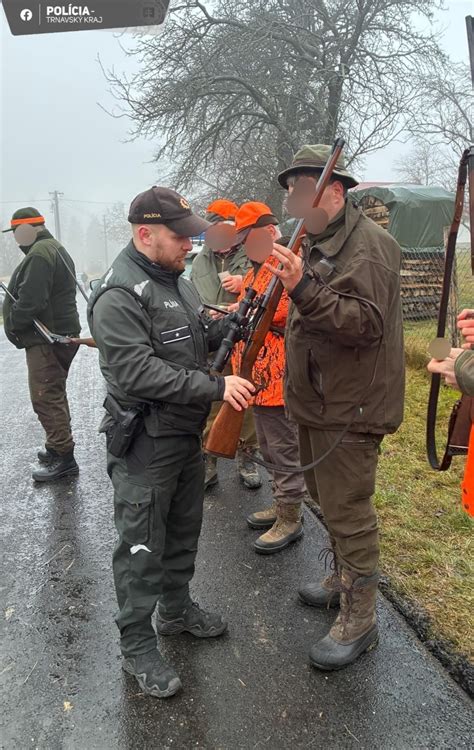 Skupina poľovníkov pred spoločnou poľovačkou