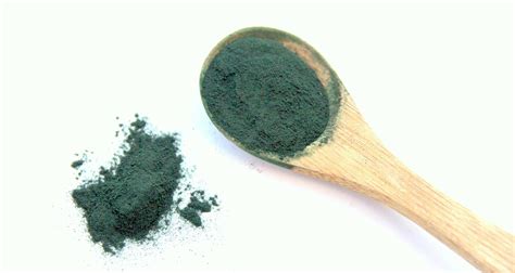 Zloženie vločiek Spirulina s vyznačenými hlavnými zložkami