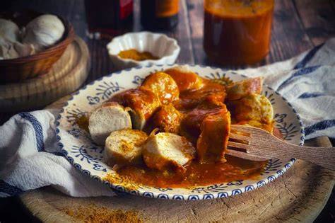 tradičný berlínsky currywurst s hranolkami