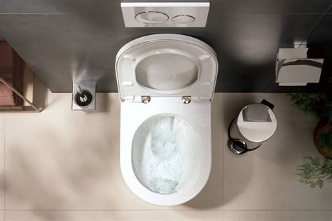 Infografika: Porovnanie typov WC kombi (kompaktné, závesné, samostatné) s výhodami a nevýhodami.