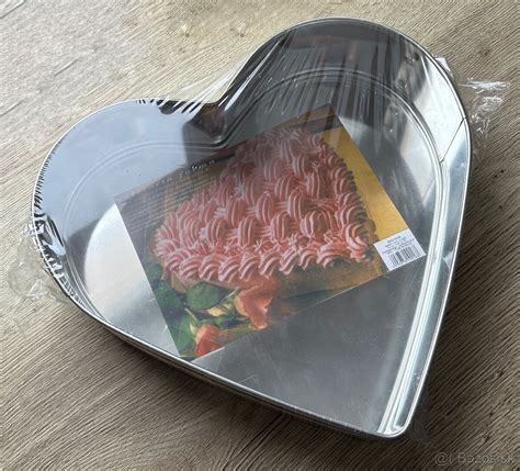 Deti zdobia tortu v tvare vláčika