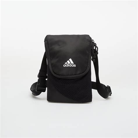 Detailné fotografie rôznych tašiek adidas Originals cez plece, s dôrazom na logo a minimalistický dizajn