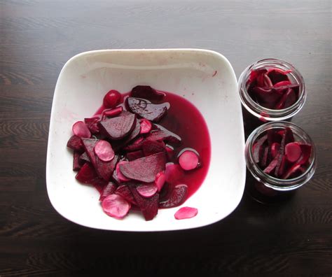 Servírované kvasené pickles z repy