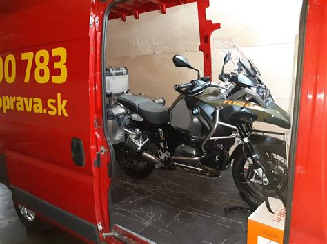 Ilustrácia autovlaku s možnosťou prevozu áut a motocyklov