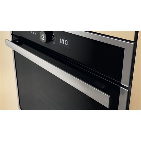 Detail ovládacieho panela rustikálnej rúry Whirlpool