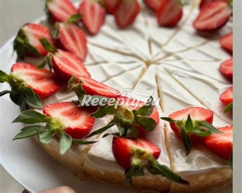 Hotový vanilkový cheesecake ozdobený jahodami