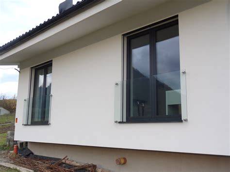 Detailný záber na moderné francúzske okno s bezbariérovým prahom vedúcim na terasu