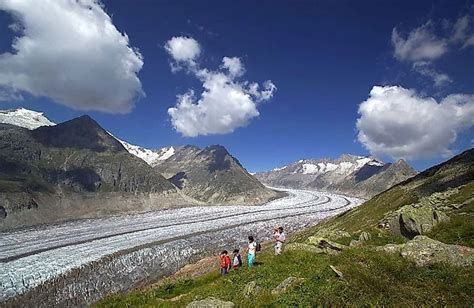 Turistická trasa vo francúzskych Alpách s výhľadom na ľadovec