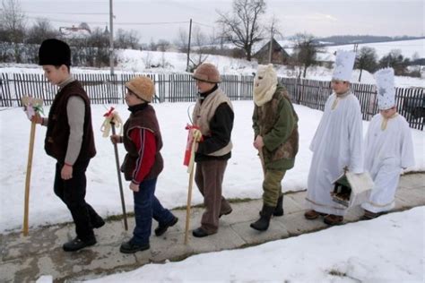 Slovenskí koledníci v tradičných kostýmoch