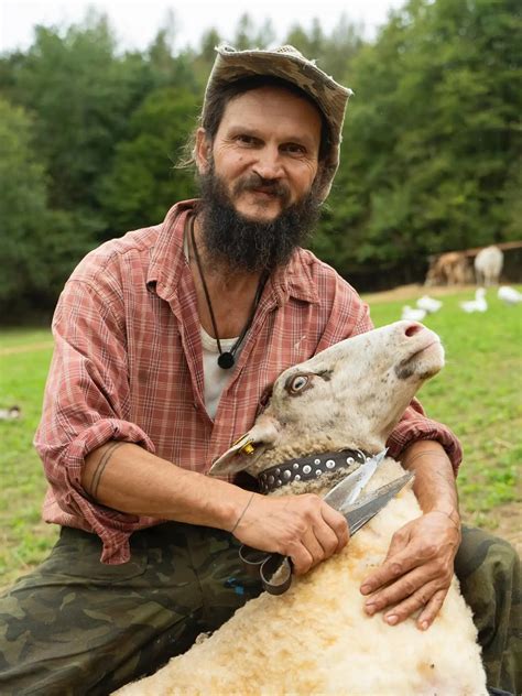 Farmár používajúci ultrazvukové mikrofóny na detekciu stresu rastlín