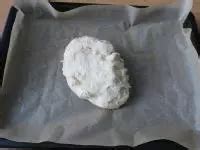 Vyvaľkané cesto na papieri na pečenie