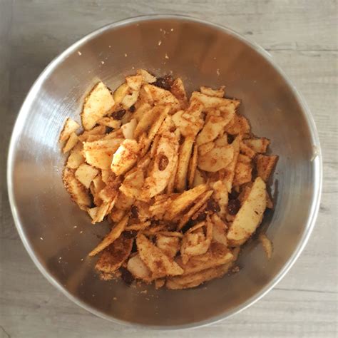 Nastrúhané jablká s cukrom a škoricou