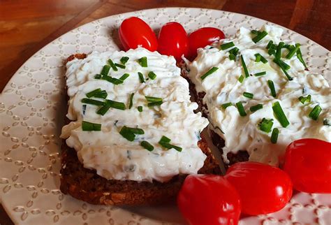 Hotová tvarohová nátierka na chlebe