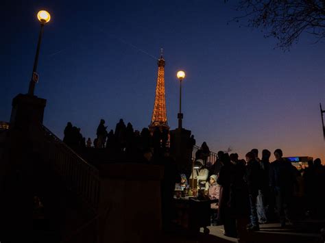 Zamilovaný pár v Paríži pri Eiffelovej veži