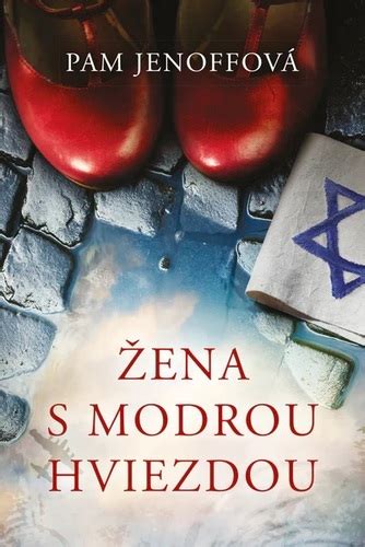 Žena s modrou plátenou kabelkou cez plece v meste