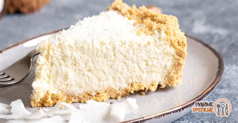 Hotový kokosový cheesecake s rôznymi ozdobami