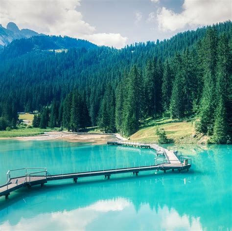 Jazero Lac de la Rosière v letných mesiacoch
