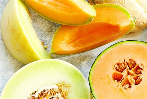 Čerstvý melón Cantaloupe a plátky sušeného melóna