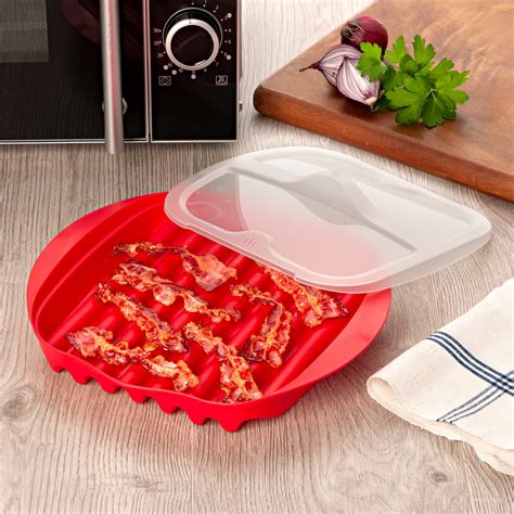 Nádoba so zemiakmi v mikrovlnnej rúre