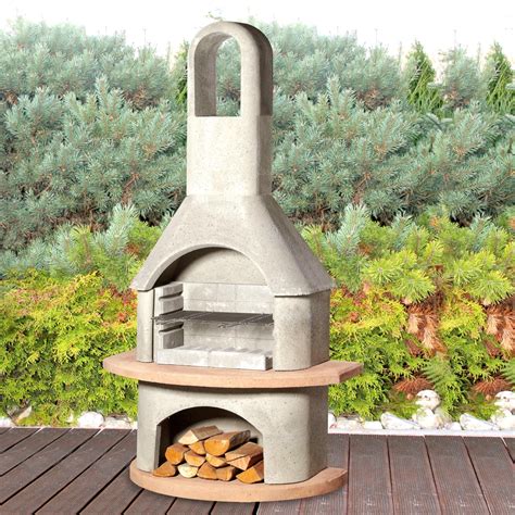 Záhradný krb s praskajúcim ohňom