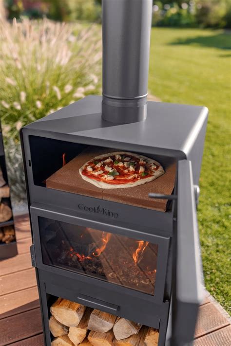 Záhradný krb s integrovanou pizza pecou