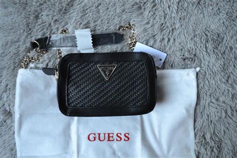 Rôzne štýly nosenia crossbody kabelky Guess