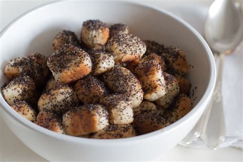 Bobaľky s makom a práškovým cukrom