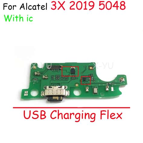 Alcatel 3x (2019) zozadu, s viditeľnými troma fotoaparátmi a čítačkou odtlačkov prstov