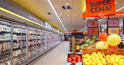 Fotografia poľského supermarketu Biedronka plného zákazníkov