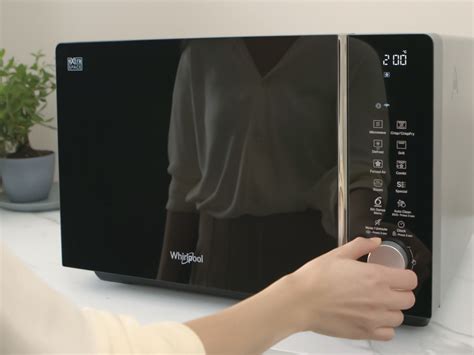 Produktová fotografia vstavanej mikrovlnnej rúry Whirlpool v bielej farbe