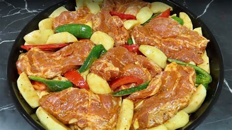 Vínna klobása pečená v rúre so zemiakmi a zeleninou