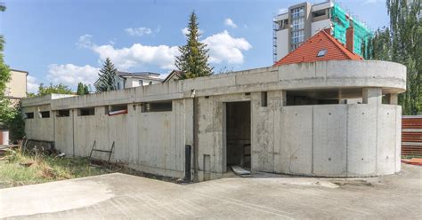 Fotografie z aktuálneho stavu výstavby podzemných garáží a prvých podlaží
