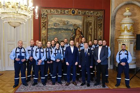 Skupina mužov v uniformách zásahovej jednotky