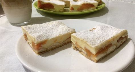 Koláč s piškótami a ovocím