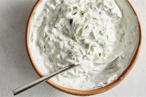 miska s tzatziki dipom
