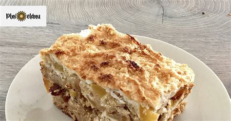 hotová broskyňová žemľovka pripravená na podávanie