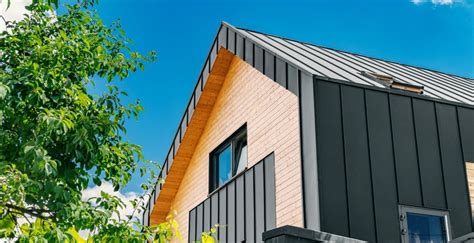 Príklad architektonického využitia skorodovaného plechu na fasáde budovy