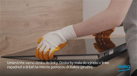 Technik opravujúci varnú dosku