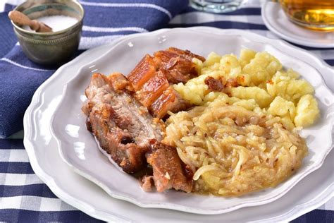 Suroviny na pečený bôčik s kapustou a zemiakmi