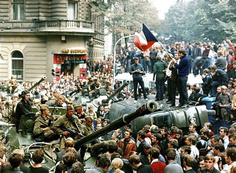 Mladí ľudia protestujúci v roku 1968