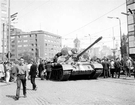 Sovietske tanky v uliciach Prahy
