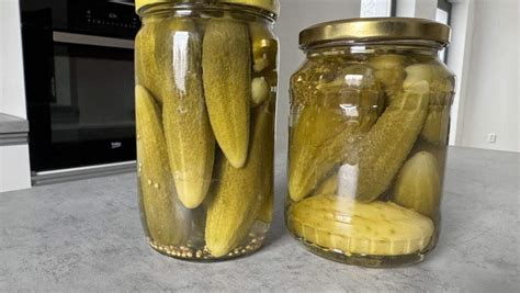 Naložené kyslé uhorky na tanieri