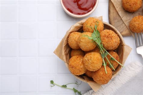 Chrumkavé zemiakovo-cviklové krokety na tanieri