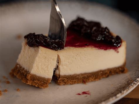 rozdrvené sušienky s maslom vo forme na cheesecake