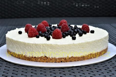 ozdobený nepečený cheesecake s ovocím