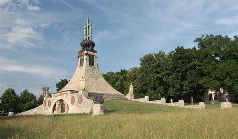 Mohyla mieru - secesný pamätník na Prateckom kopci