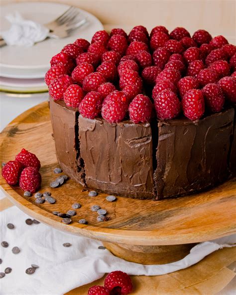 čokoládová torta s malinami