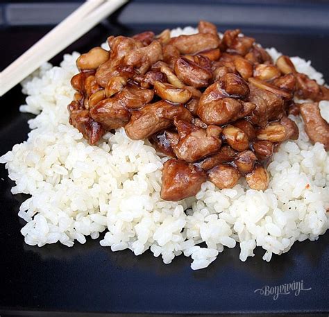 Základné ingrediencie čínskej kuchyne (sójová omáčka, ryžové víno, cesnak, zázvor, chilli, sezamový olej)